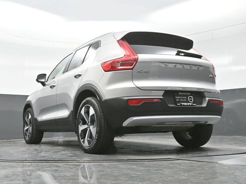 Used 2025 Volvo XC40 B5 Plus image 19