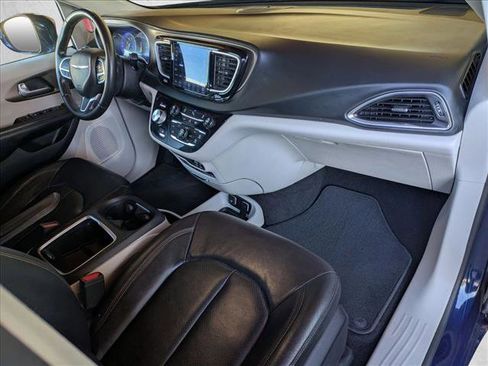 Used 2018 Chrysler Pacifica Touring-L Plus image 21