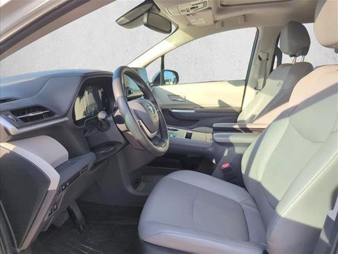 Used 2023 Toyota Sienna XLE w/ XLE Plus Package FWD image 9