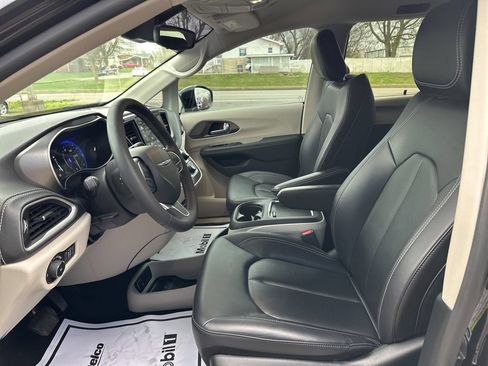 Used 2024 Chrysler Pacifica Touring-L AWD/4WD image 19