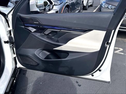Used 2025 BMW i5 eDrive40i w/ M Sport Package RWD image 28