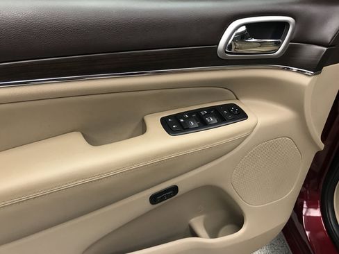 Used 2018 Jeep Grand Cherokee Overland AWD/4WD image 8