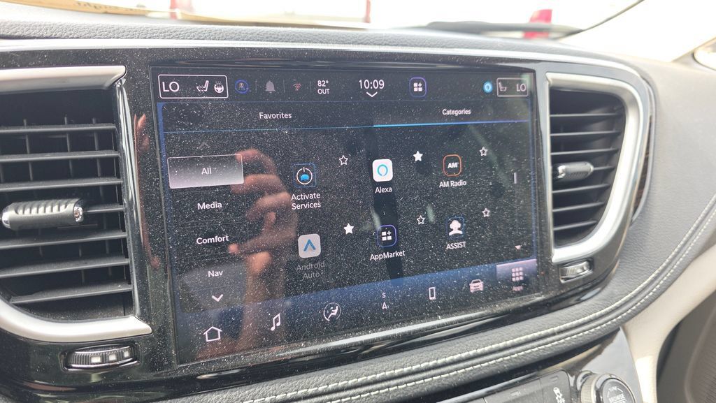 Used 2023 Chrysler Pacifica Limited FWD image 18