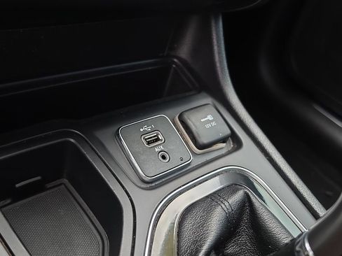 Used 2019 Jeep Cherokee Limited FWD image 28
