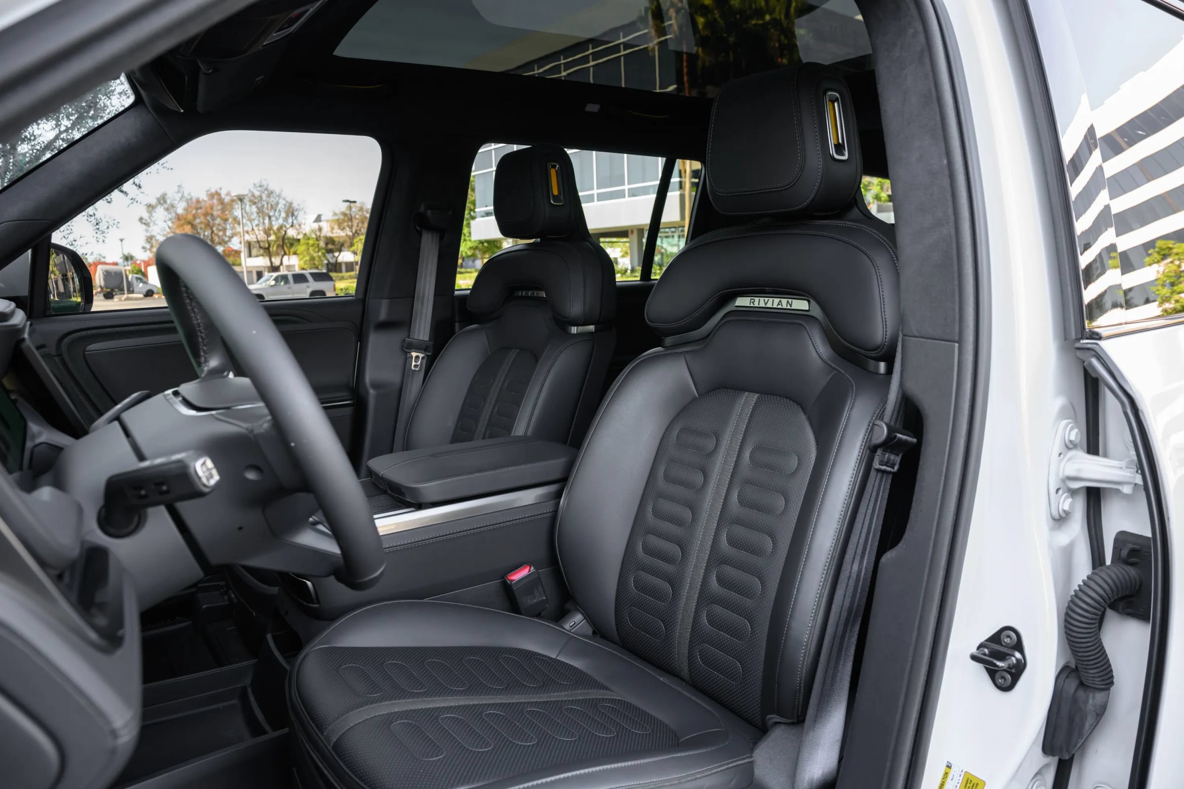 Used 2025 Rivian R1S Adventure Dual AWD/4WD image 14