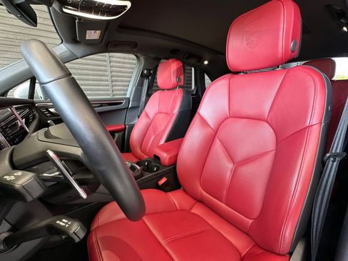Used 2025 Porsche Macan image 5