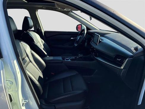 Used 2023 Nissan Rogue SV w/ SV Premium Package image 9