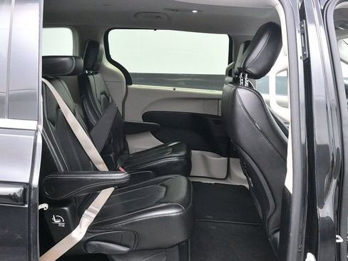 Used 2023 Chrysler Pacifica Touring-L image 11