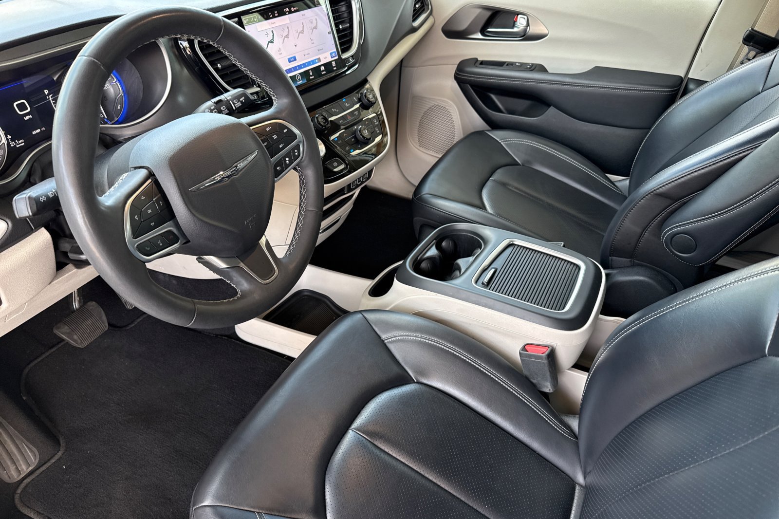 Used 2023 Chrysler Pacifica Touring-L FWD image 5