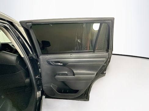Used 2020 Toyota Highlander XLE FWD image 33