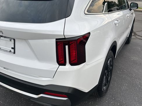 Used 2024 Kia Sorento S image 7