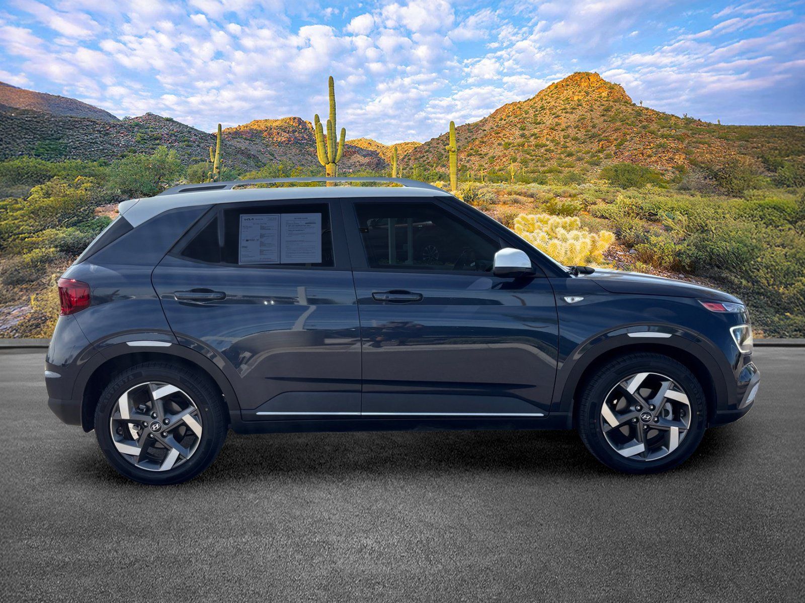 Used 2021 Hyundai Venue FWD image 3