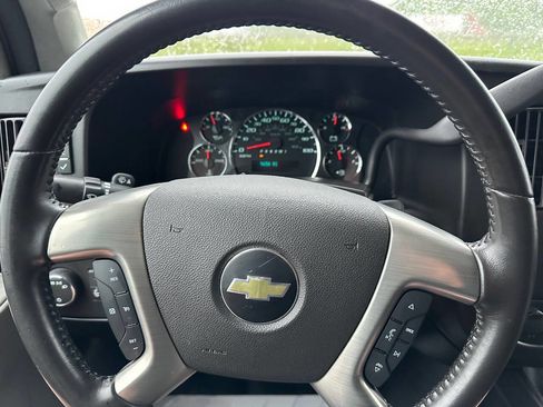 Used 2017 Chevrolet Express 3500 Extended RWD image 12