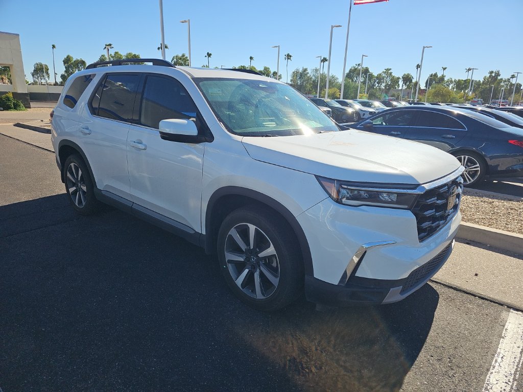 Used 2025 Honda Pilot Touring image 3