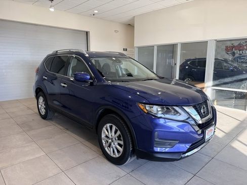Used 2020 Nissan Rogue SV image 3