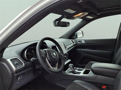 Used 2019 Jeep Grand Cherokee Altitude image 11