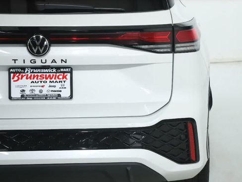 Certified 2026 Volkswagen Tiguan SE R-Line FWD image 46