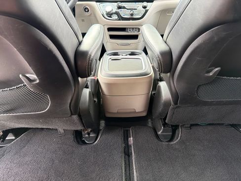 Used 2023 Chrysler Pacifica Touring-L FWD image 17