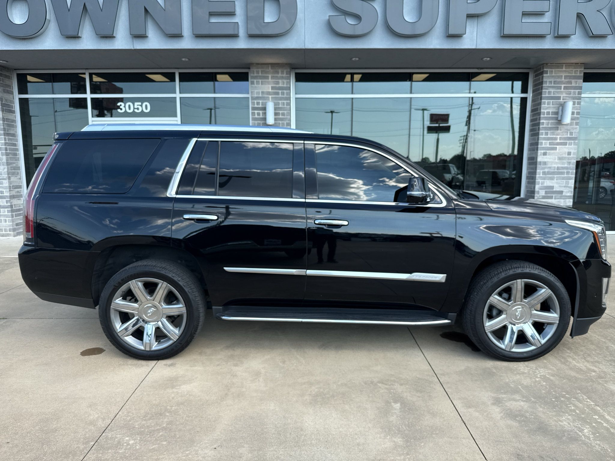 Used 2018 Cadillac Escalade Luxury AWD/4WD image 8