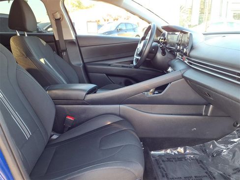 Used 2021 Hyundai Elantra SEL w/ Convenience + Premium Package image 10