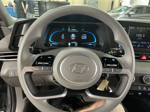 Used 2026 Hyundai Elantra SE FWD image 9