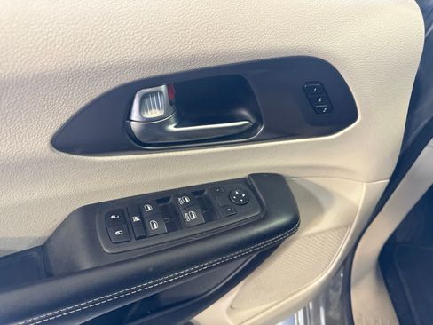 Used 2022 Chrysler Pacifica Touring-L FWD image 18