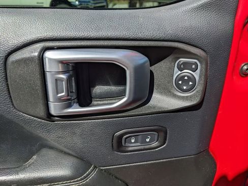 Used 2019 Jeep Wrangler Unlimited Sahara AWD/4WD image 17