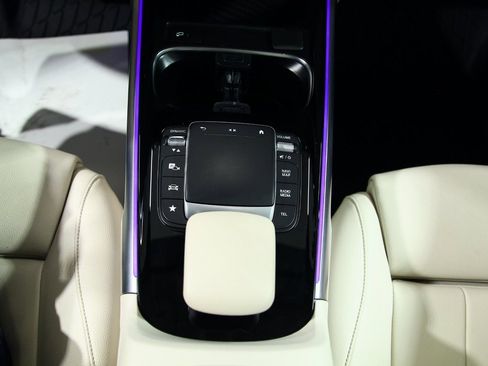 Used 2021 Mercedes-Benz GLB 250 4MATIC image 22