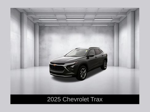 Used 2025 Chevrolet Trax LT FWD image 1