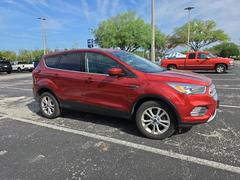 Used 2019 Ford Escape SE image 2