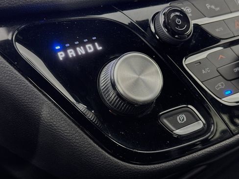 Used 2022 Chrysler Pacifica Touring-L w/ Uconnect Theater Family Group image 17