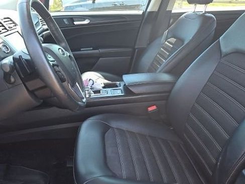 Used 2018 Ford Fusion SE w/ Equipment Group 201A image 9