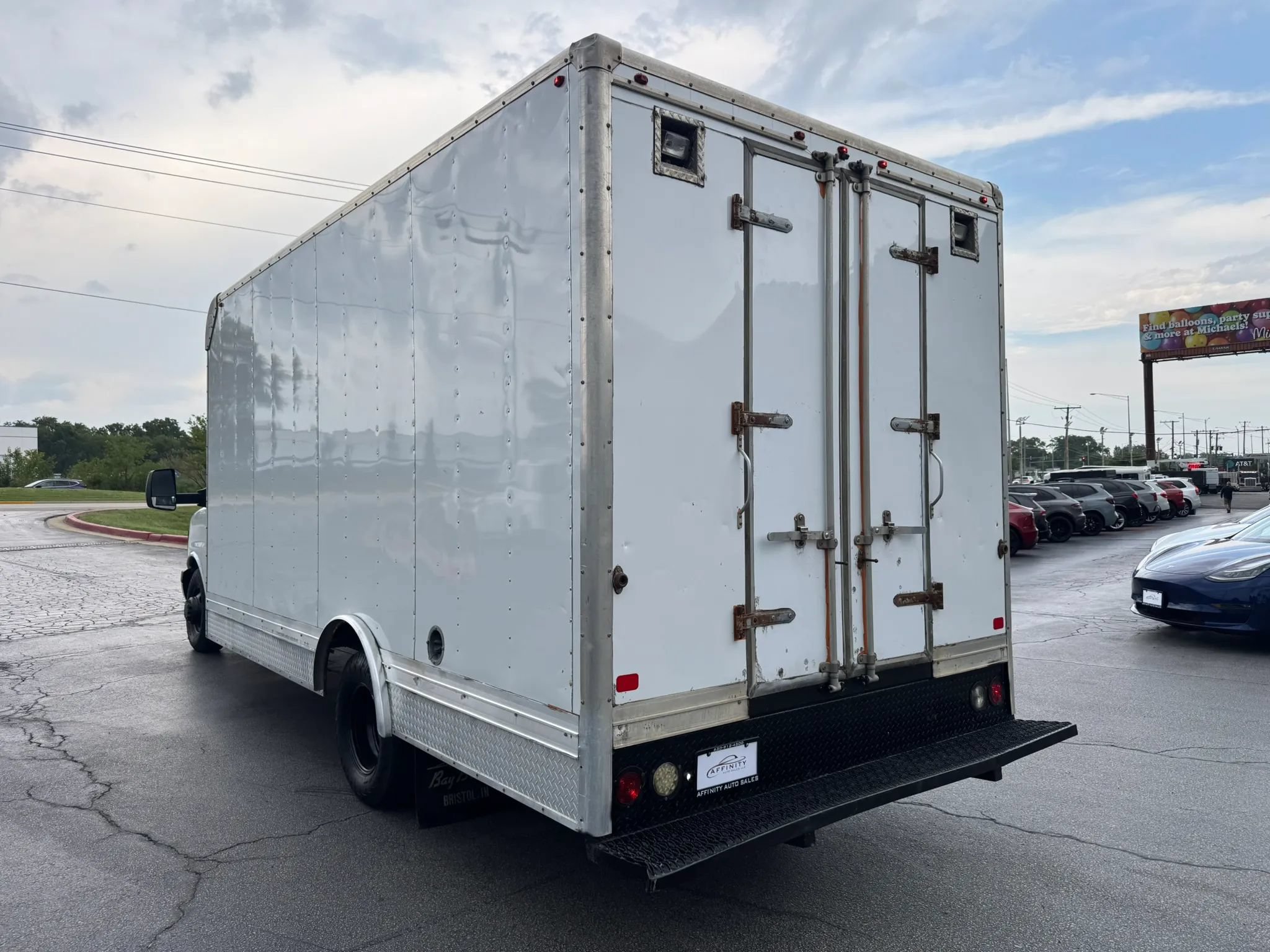 Used 2016 Chevrolet Express 4500 RWD image 5