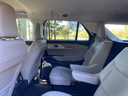 Used 2025 Ford Explorer Active w/ Active Comfort Package image 21