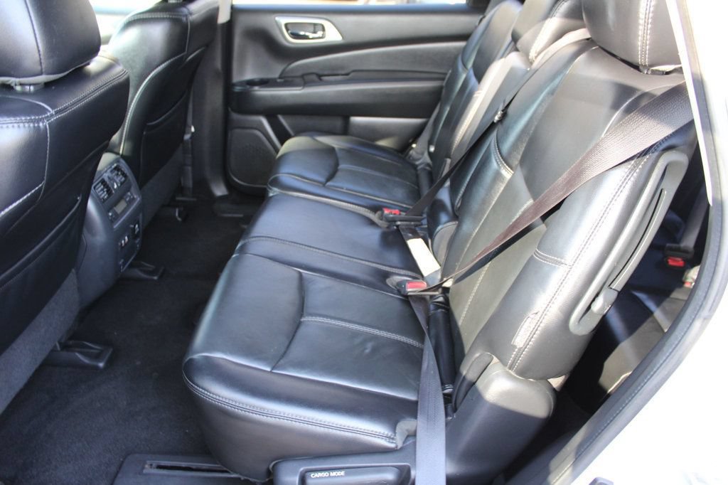 Used 2020 Nissan Pathfinder SL FWD image 14