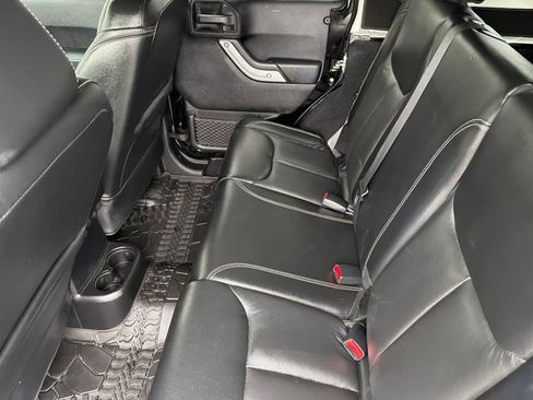 Used 2015 Jeep Wrangler Unlimited Sahara w/ Max Tow Package AWD/4WD image 4