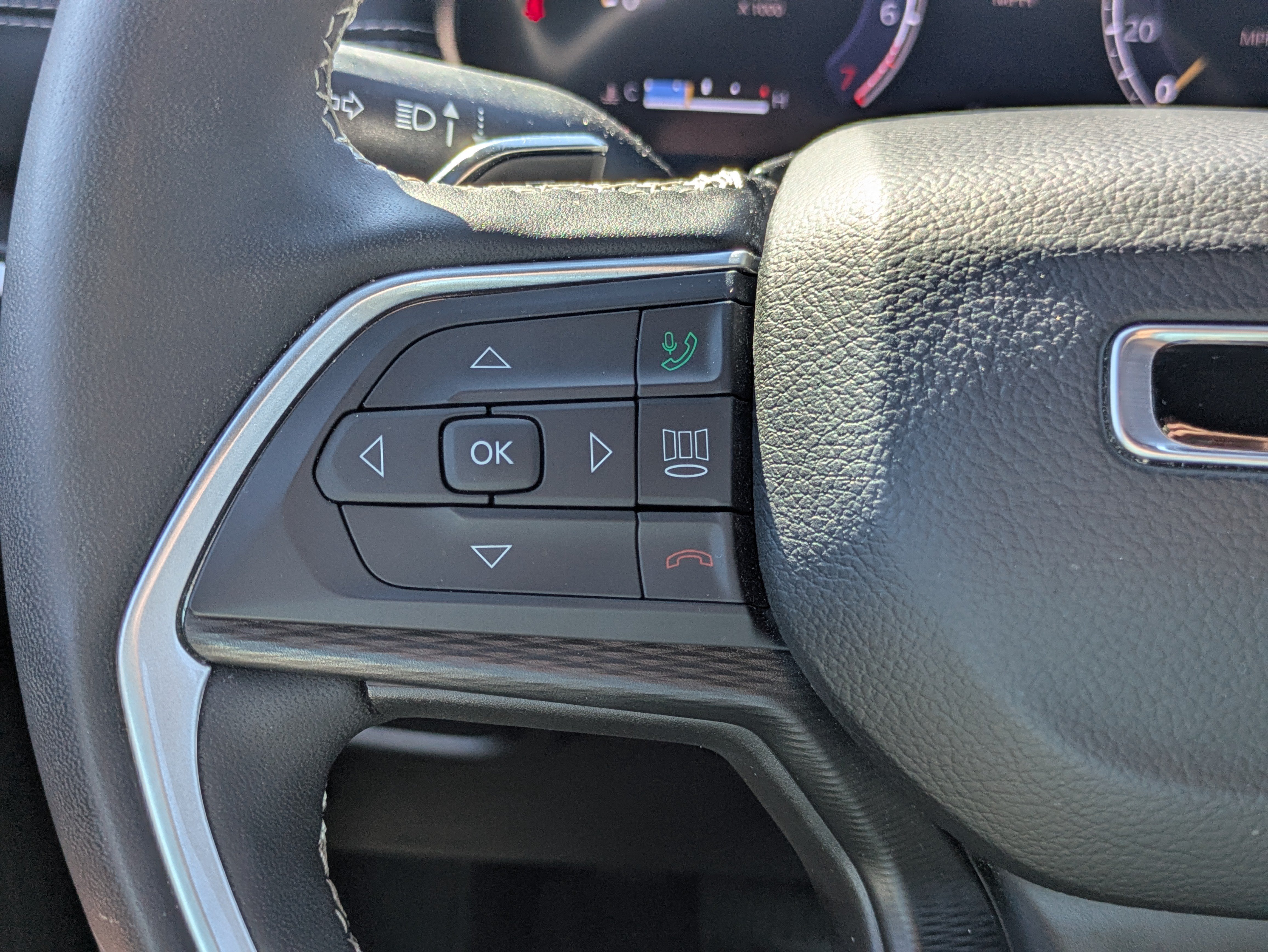 Used 2025 Jeep Grand Cherokee Altitude AWD/4WD image 18