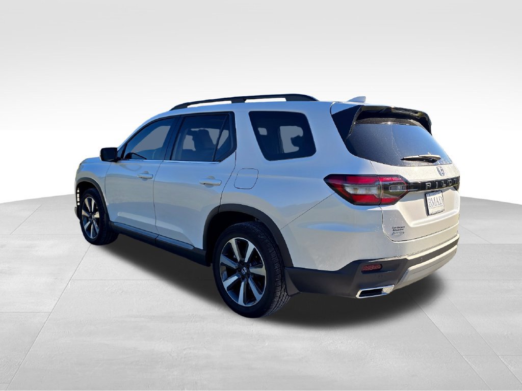 Used 2025 Honda Pilot Touring image 17