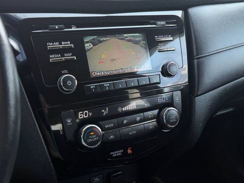 Used 2017 Nissan Rogue SV AWD/4WD image 27