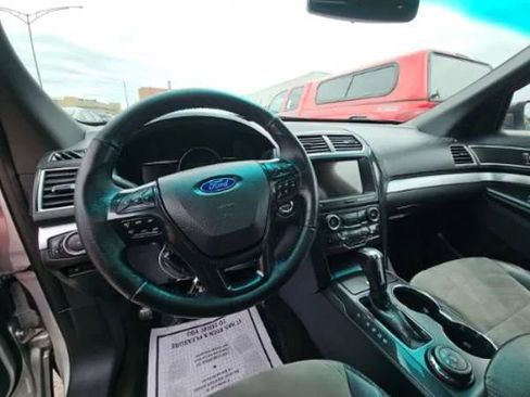 Used 2017 Ford Explorer XLT w/ Equipment Group 202A AWD/4WD image 3