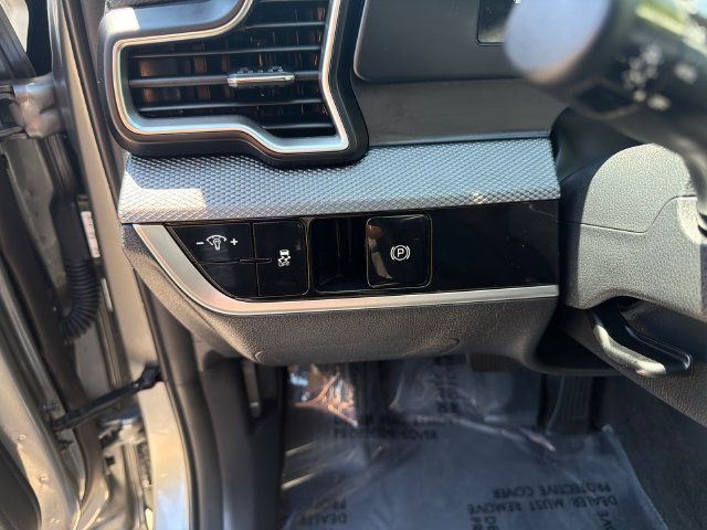 Used 2025 Kia Sportage LX AWD/4WD image 23