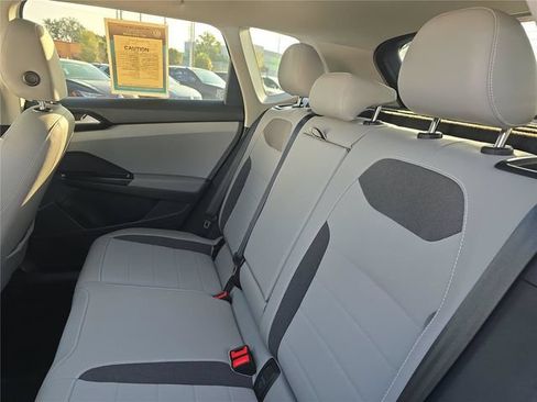 Used 2023 Volkswagen Taos SE w/ Panoramic Sunroof Package FWD image 8