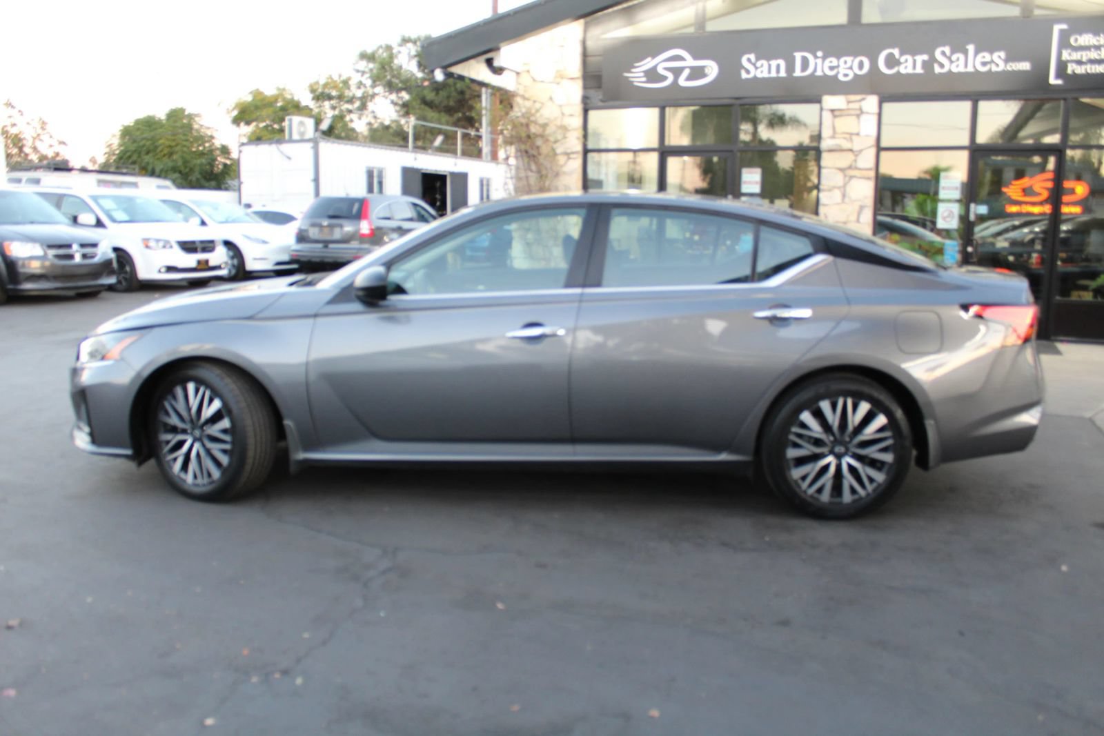 Used 2024 Nissan Altima 2.5 SV FWD image 2