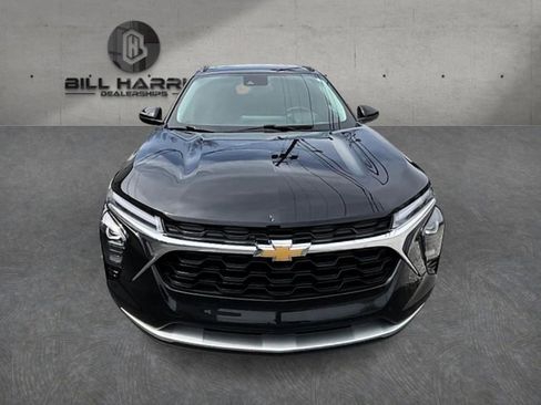 Used 2024 Chevrolet Trax LT w/ Sunroof Package FWD image 2