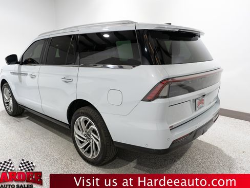 Used 2025 Lincoln Navigator Reserve AWD/4WD image 3