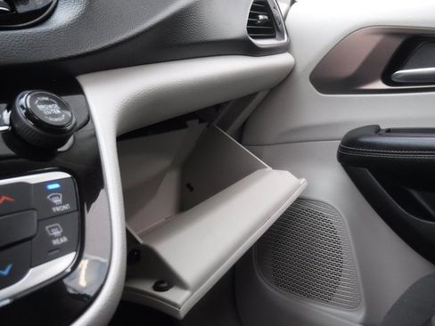 Certified 2020 Chrysler Voyager L image 24