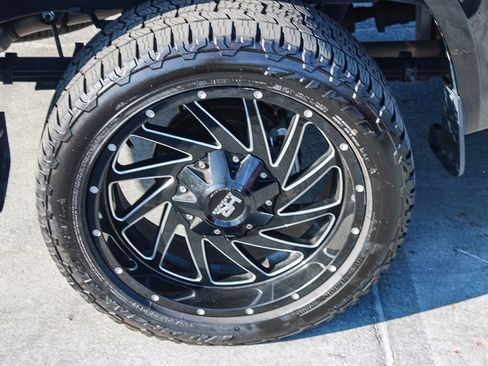 Used 2024 Nissan Frontier SV image 12