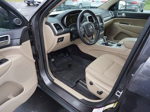 Used 2019 Jeep Grand Cherokee Laredo AWD/4WD image 13