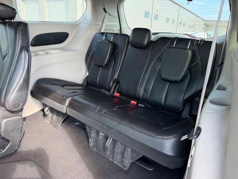 Used 2023 Chrysler Pacifica Touring-L FWD image 10