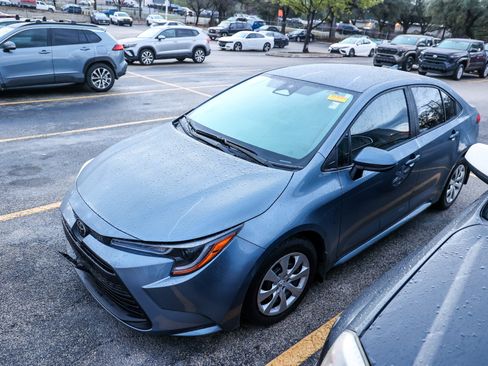 Used 2025 Toyota Corolla LE image 3